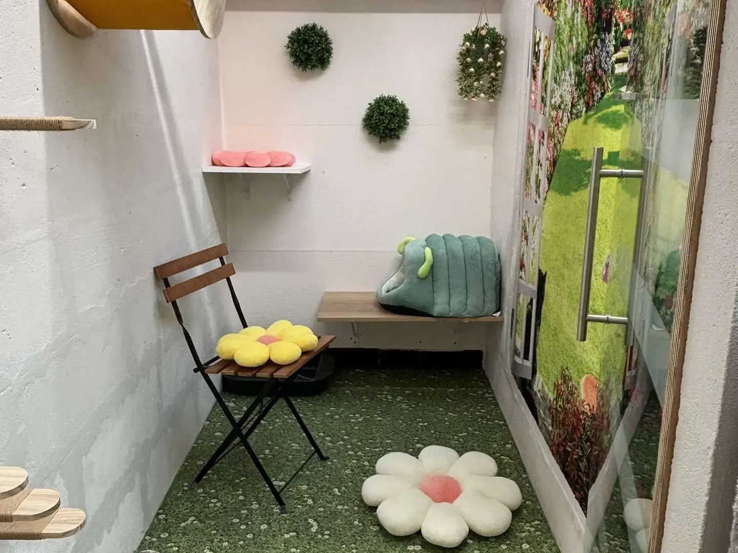 Chambre décorée sur le thème du jardin avec plantes murales, coussins en forme de fleurs et une ambiance naturelle.