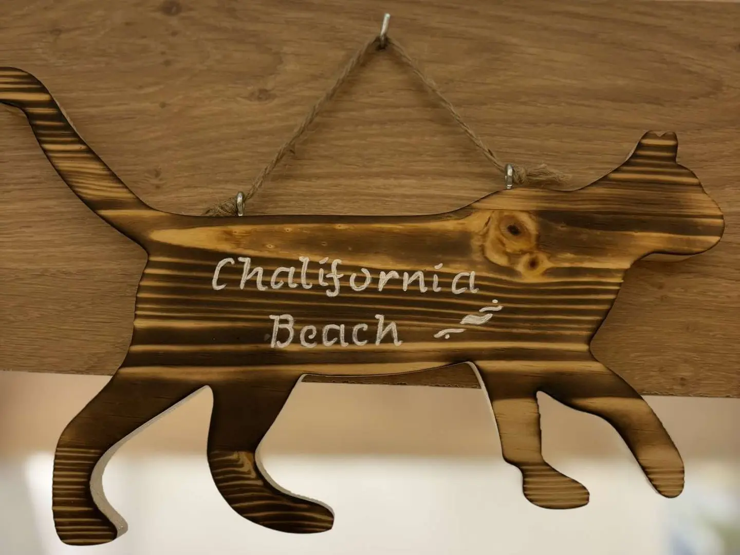 Panneau en bois en forme de chat avec l'inscription "Chalifornia Beach".