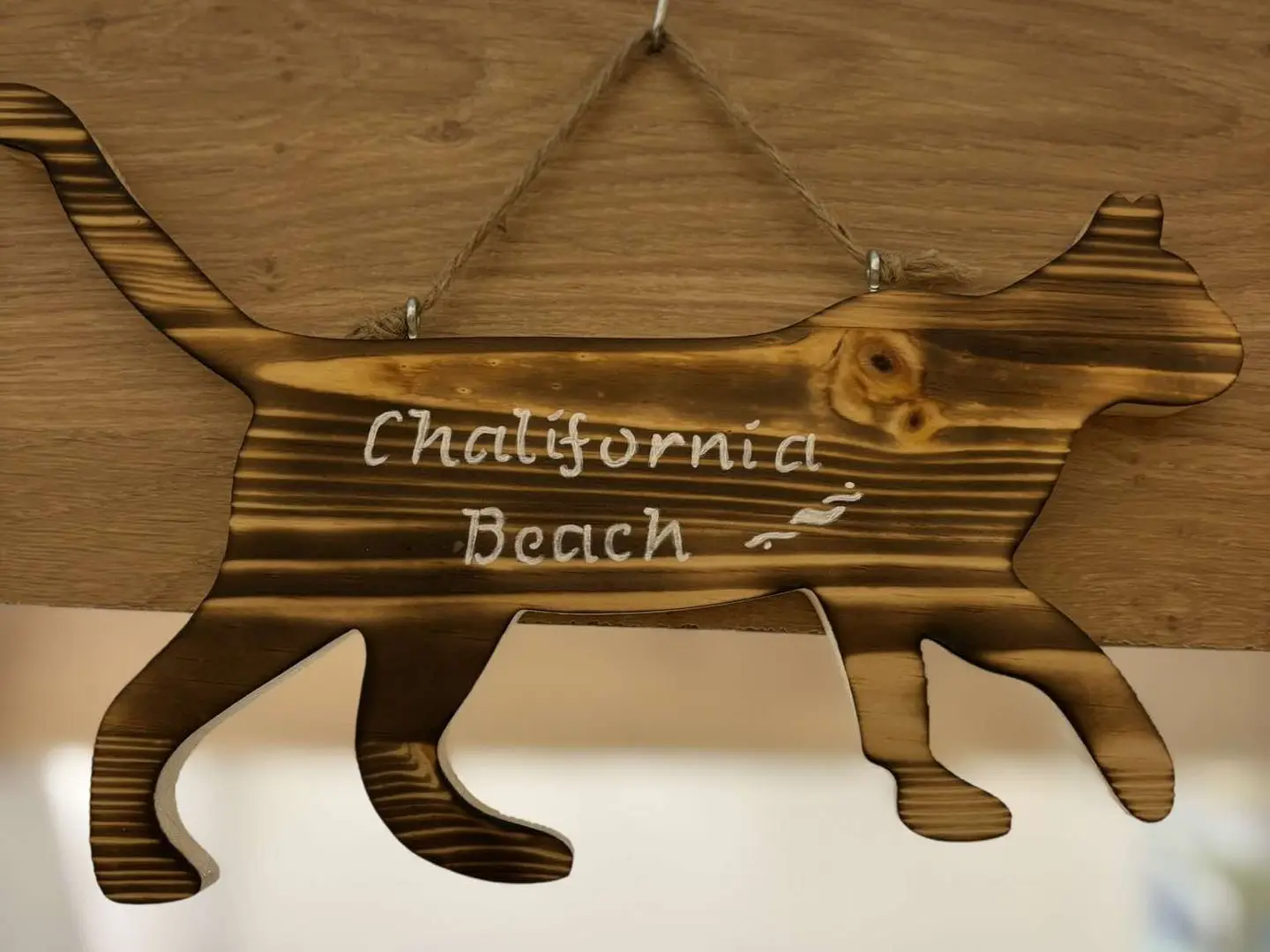 Panneau en bois en forme de chat avec l'inscription "Chalifornia Beach".
