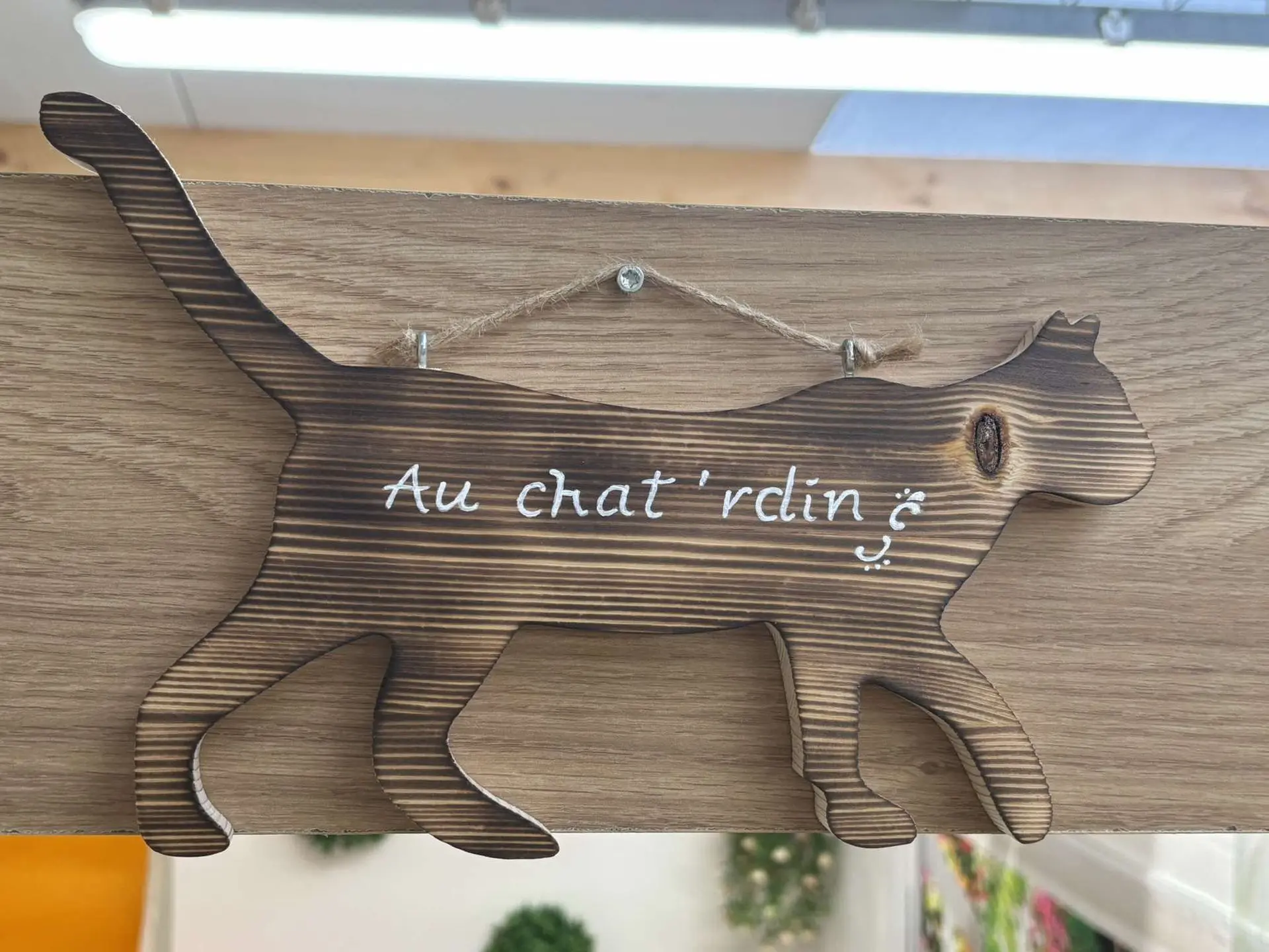 Panneau en bois en forme de chat avec l'inscription "Au Chat'rdin".