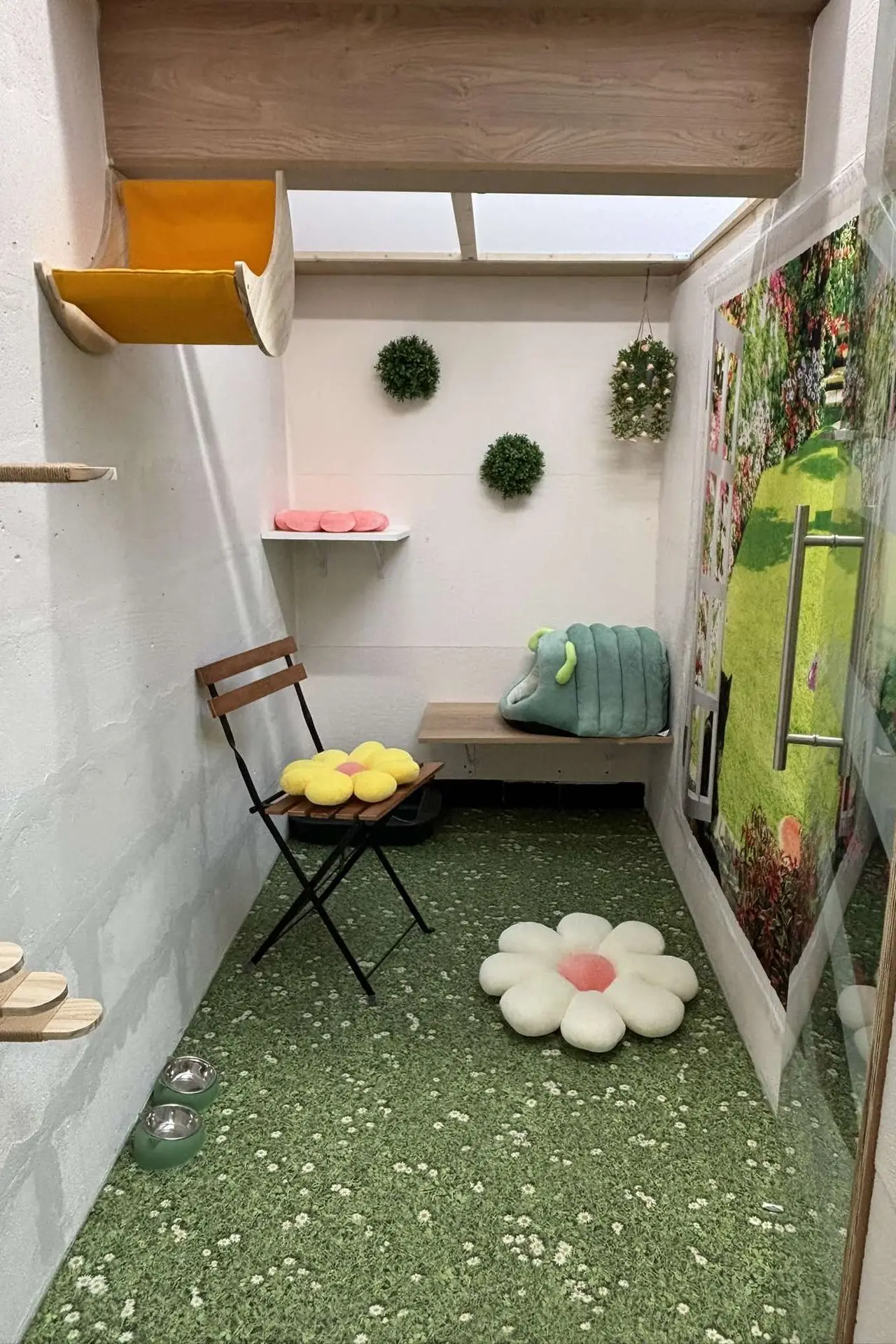 Chambre décorée sur le thème du jardin avec plantes murales, coussins en forme de fleurs et une ambiance naturelle.