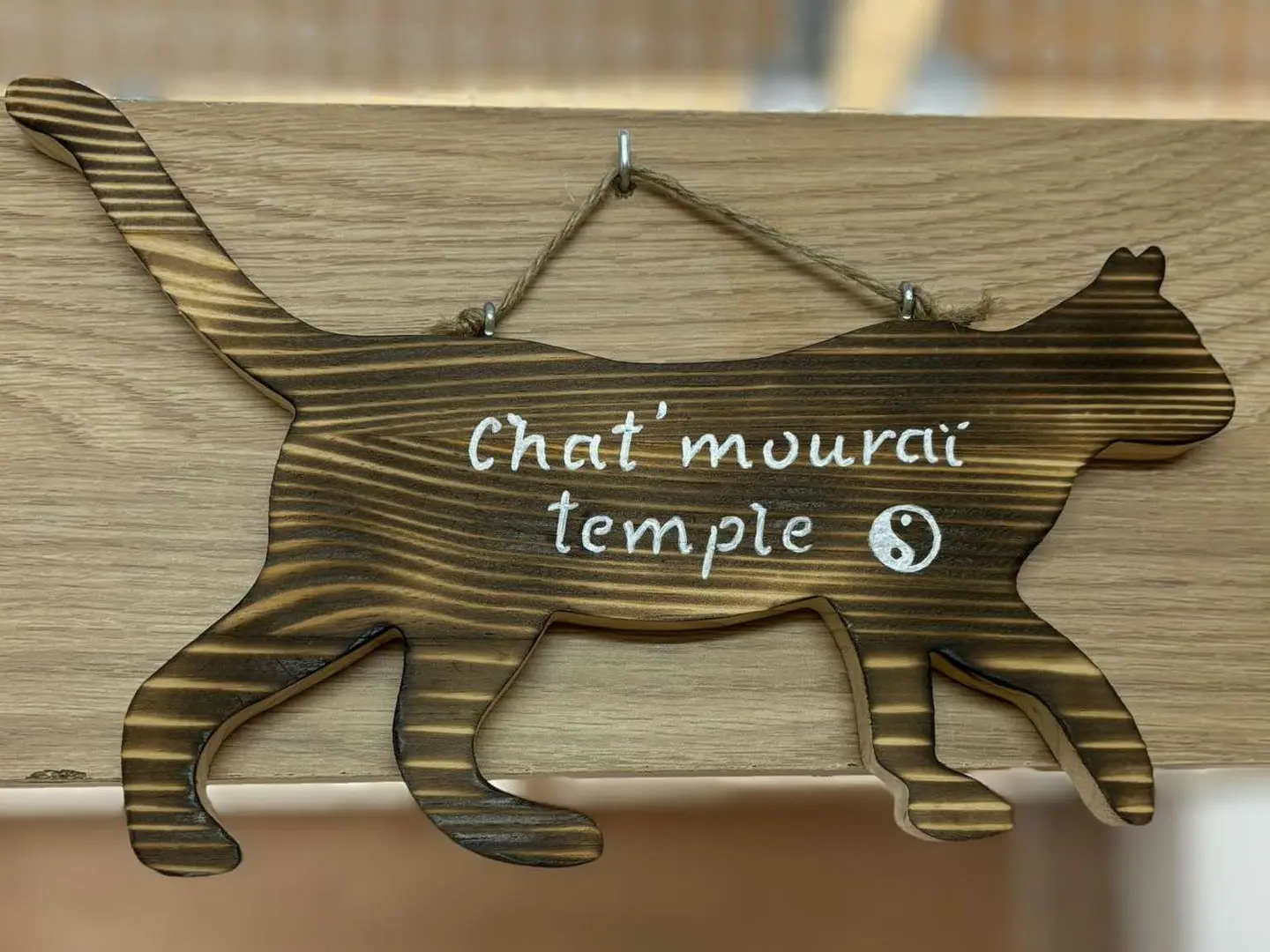 Panneau en bois en forme de chat avec l'inscription "Chat'mouraï Temple".