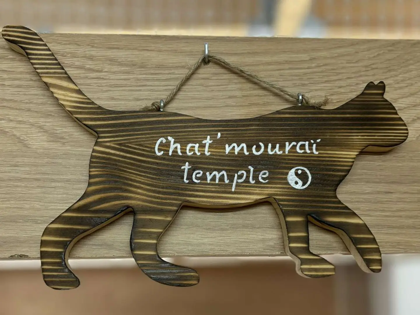 Panneau en bois en forme de chat avec l'inscription "Chat'mouraï Temple".