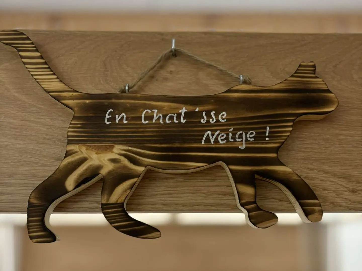 Panneau en bois en forme de chat avec l'inscription "En Chat'sse Neige".