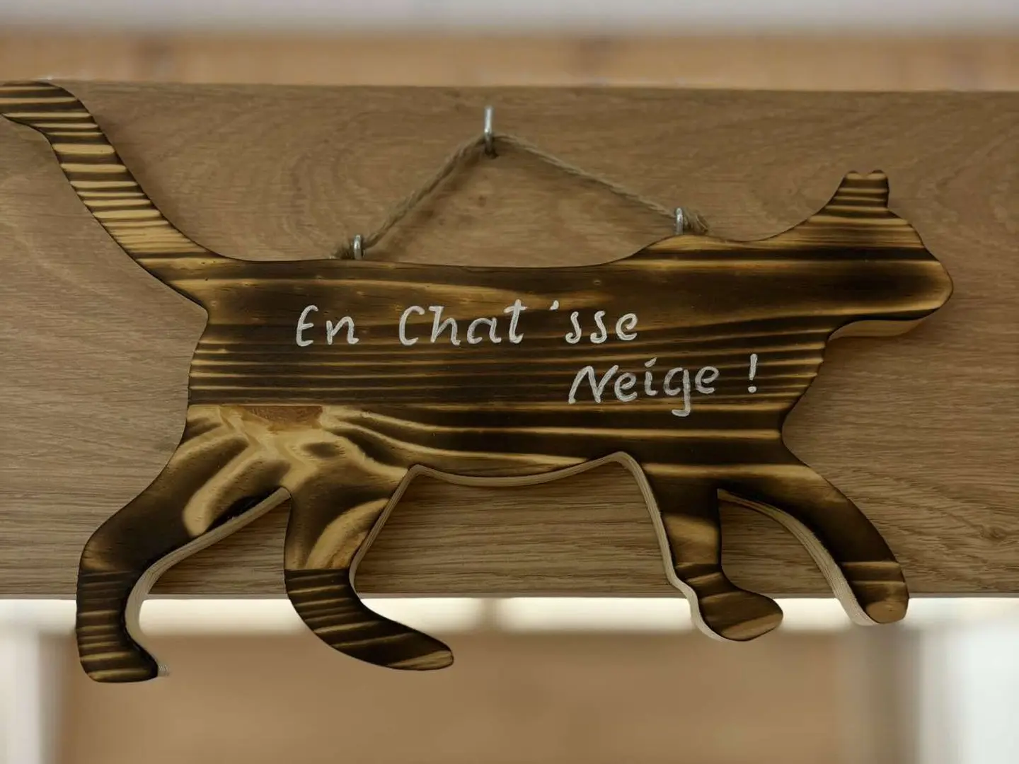 Panneau en bois en forme de chat avec l'inscription "En Chat'sse Neige".