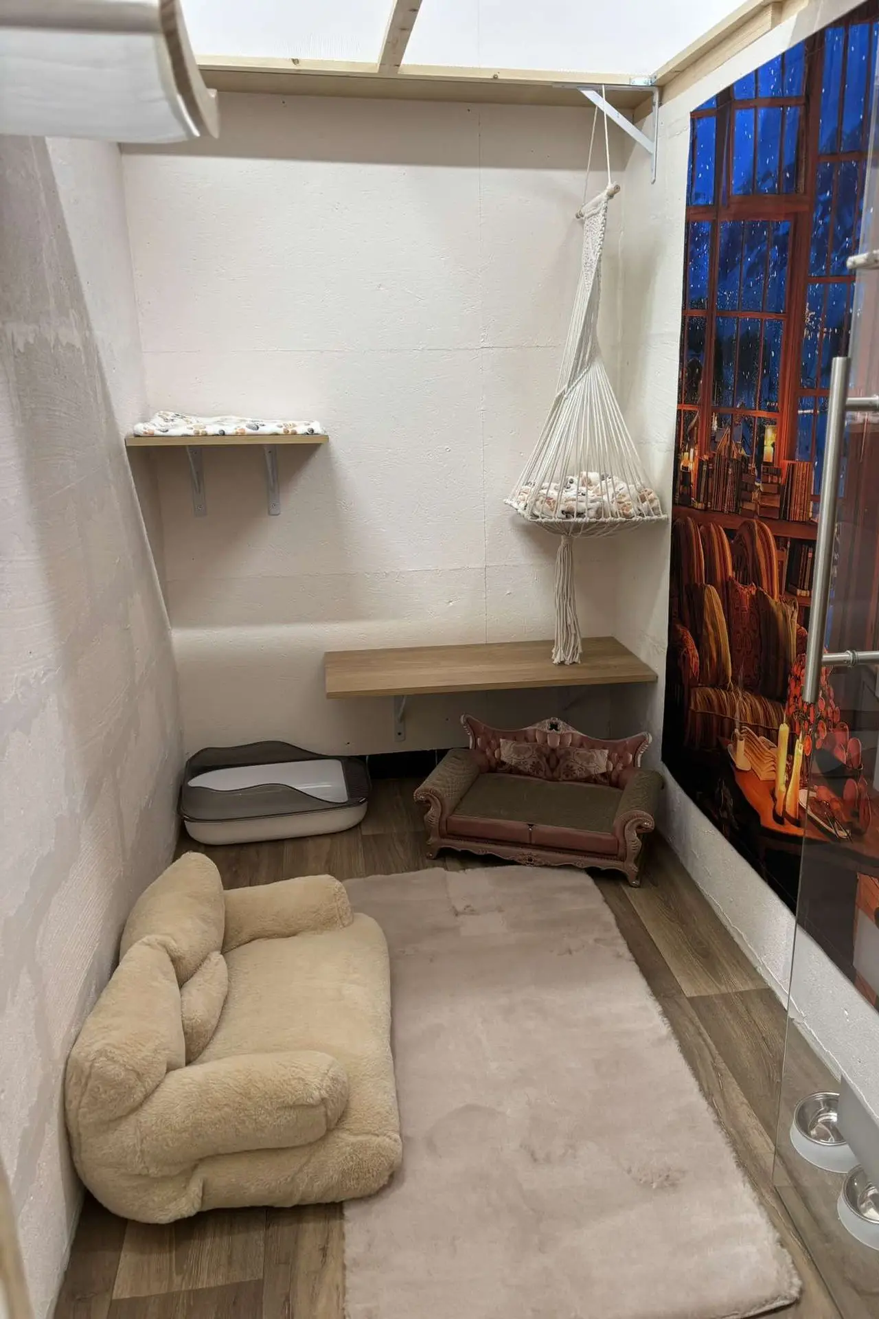 Espace cosy avec des tons chauds, un hamac suspendu et une fresque évoquant un feu de cheminée.