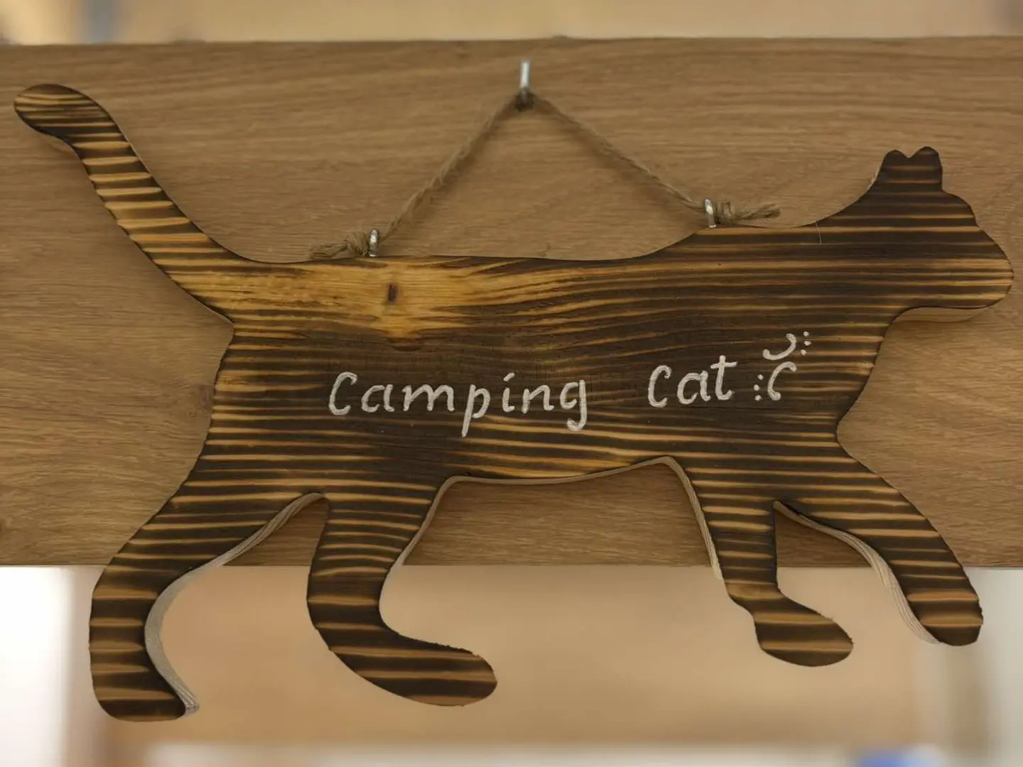 Panneau en bois en forme de chat avec l'inscription "Camping Cat".