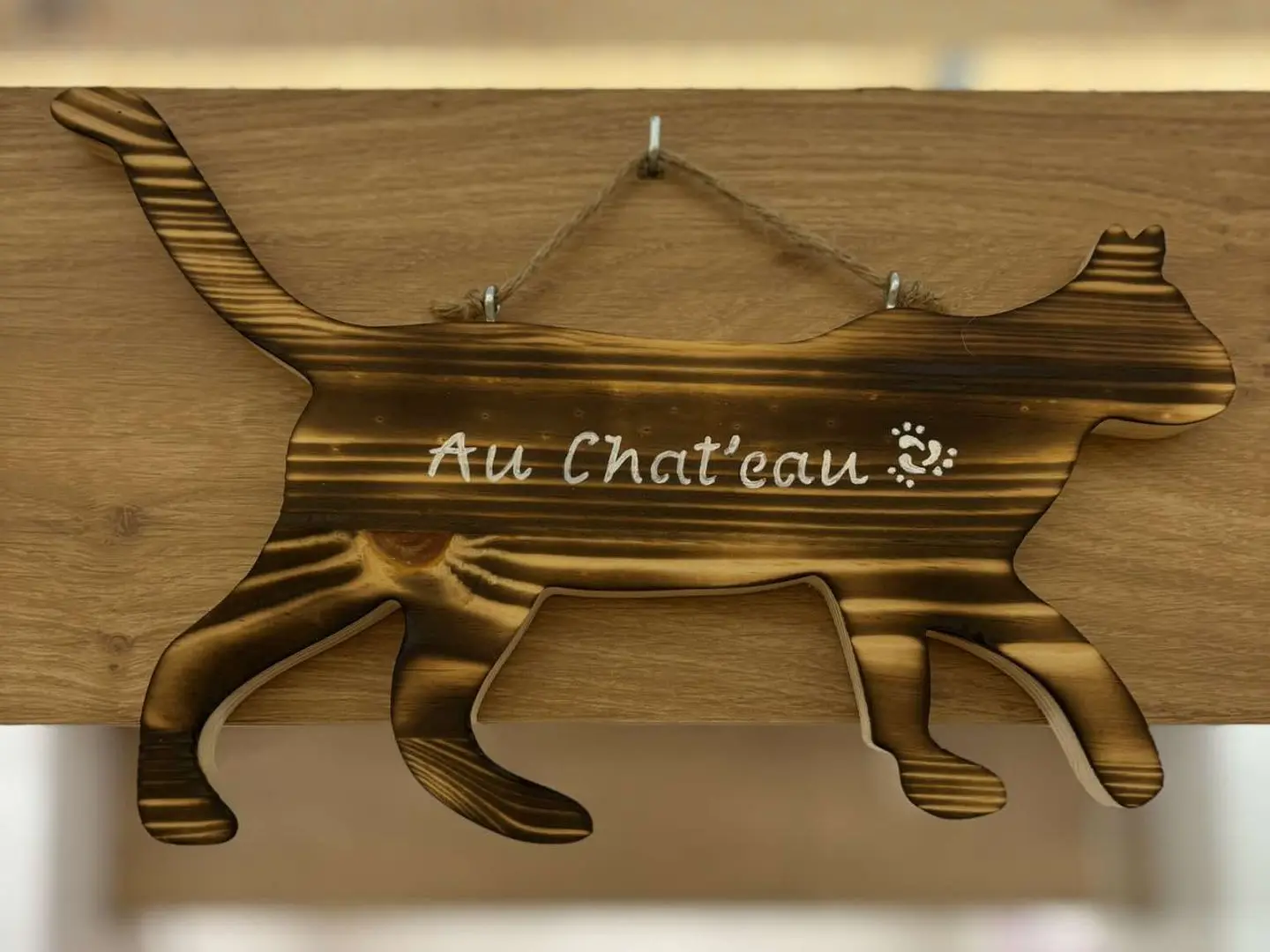 Panneau en bois en forme de chat avec l'inscription "Au Chat'eau".